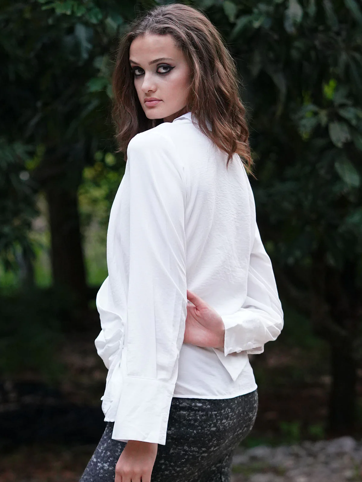 Odette White Solid Peached Cotton Stitched Shirt For Women - Image 3