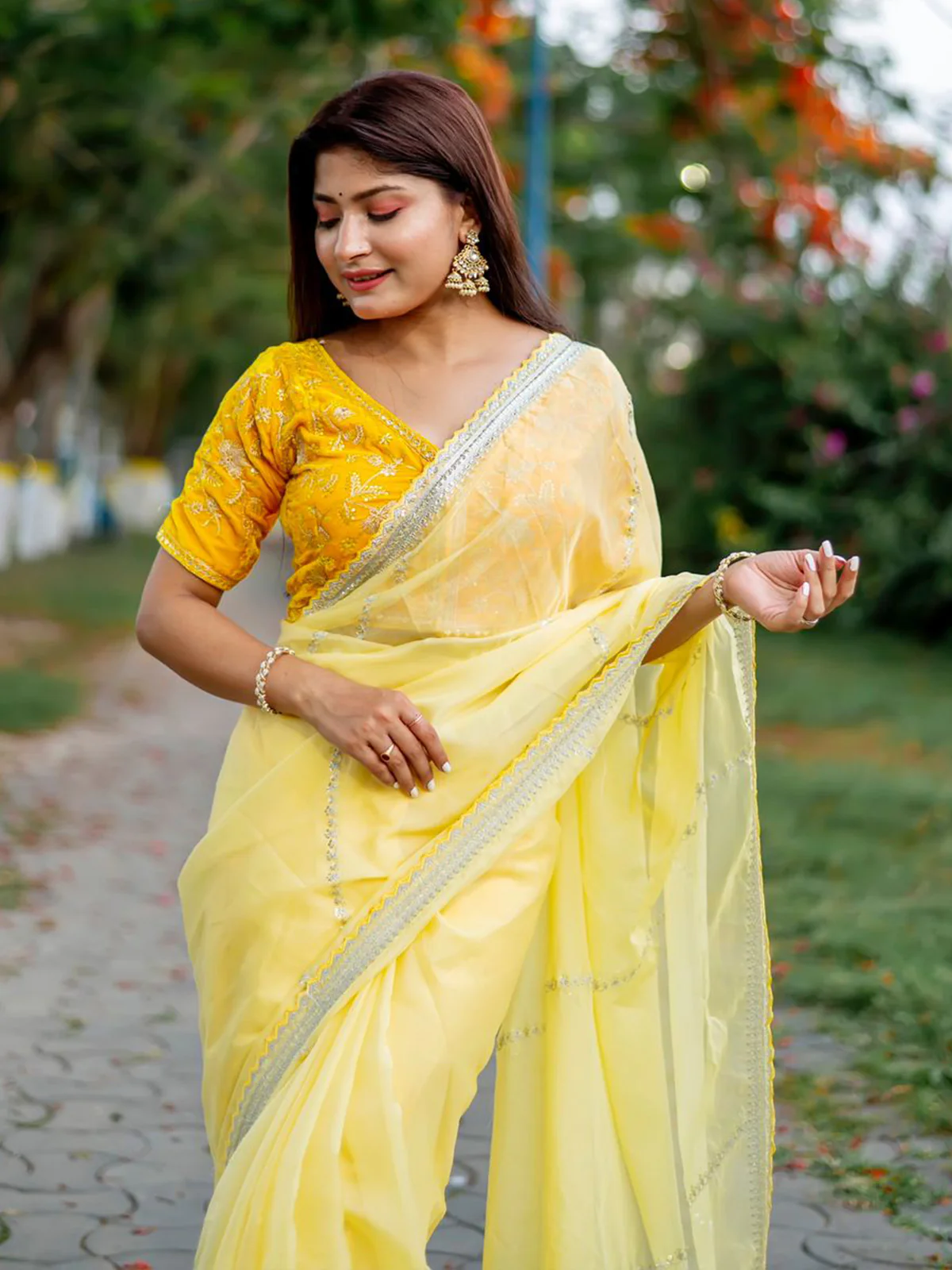 Odette Women Yellow Organza Embroidered Saree With Unstitched Blouse - Image 3