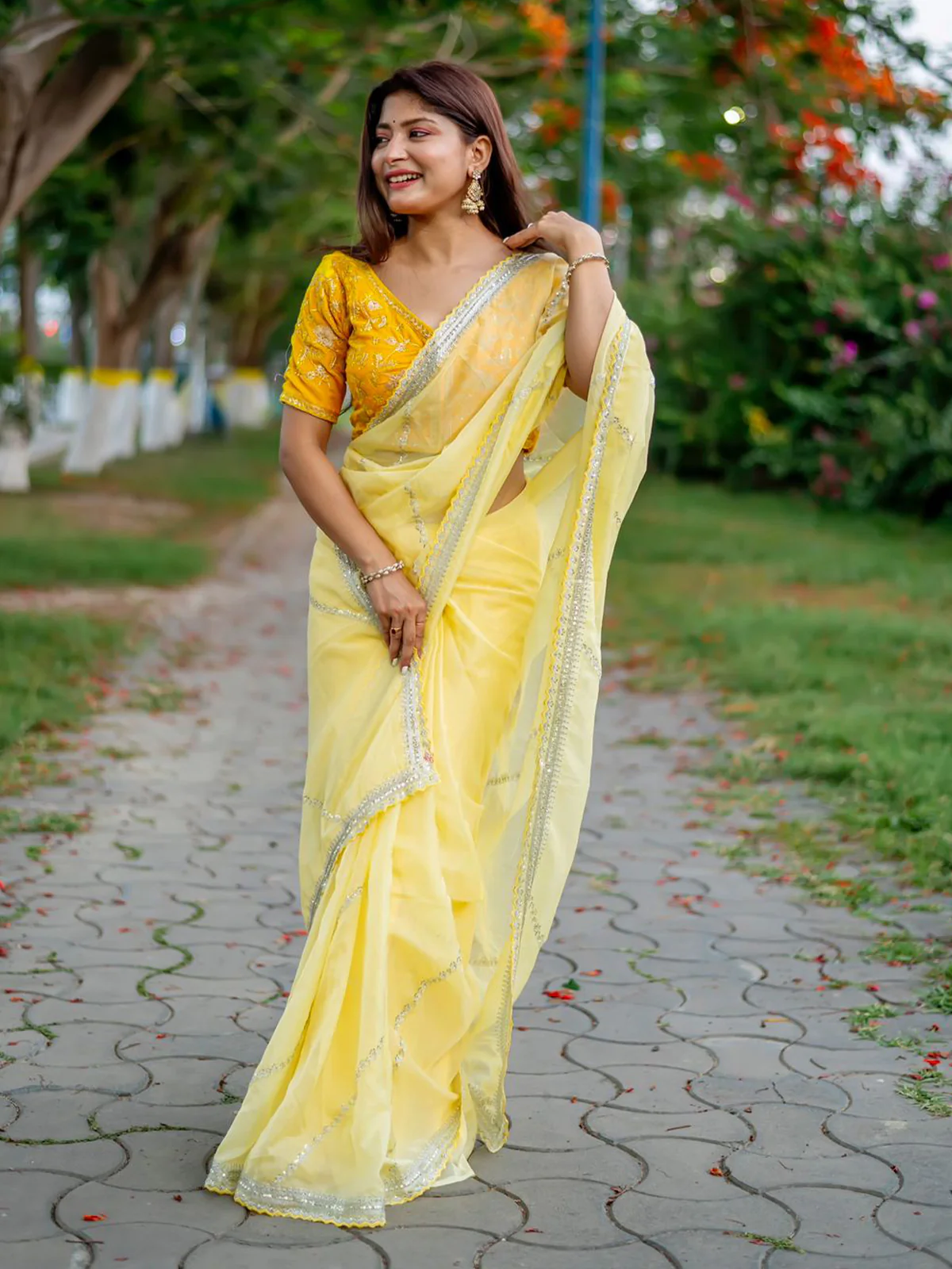 Odette Women Yellow Organza Embroidered Saree With Unstitched Blouse - Image 4