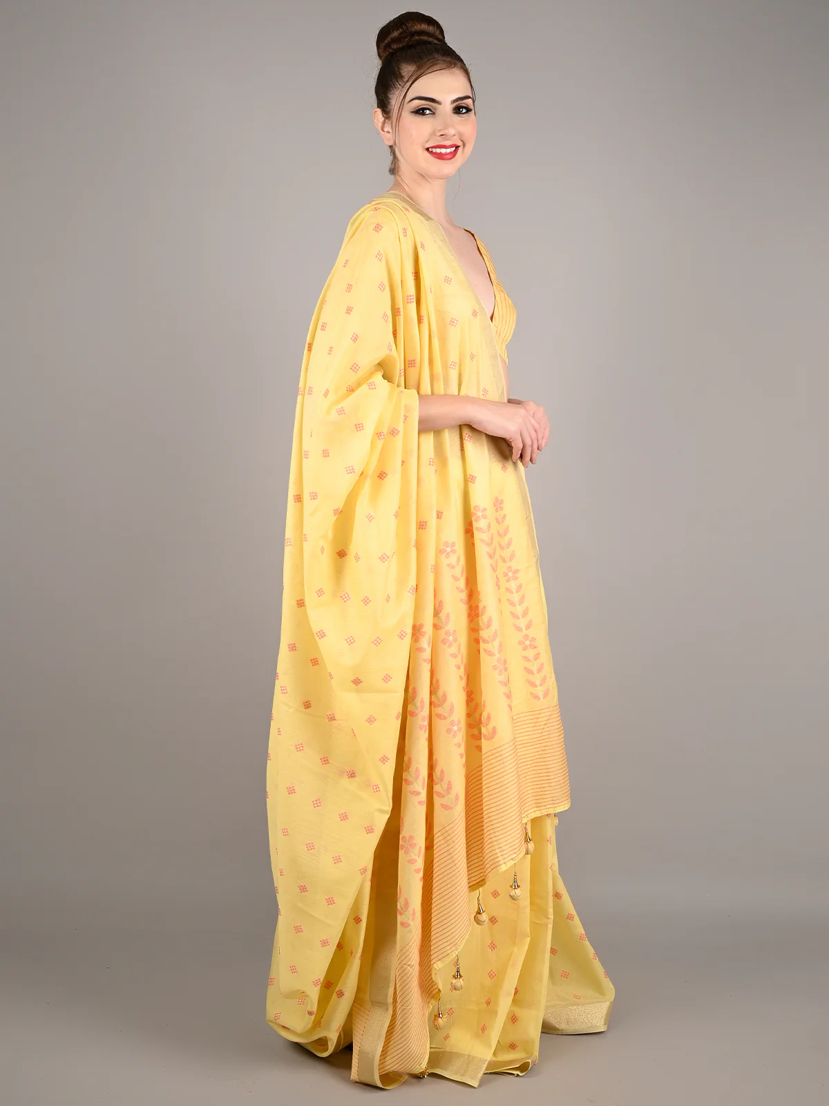 Odette Women Yellow Viscose Woven Saree With Unstitched Blouse - Image 2
