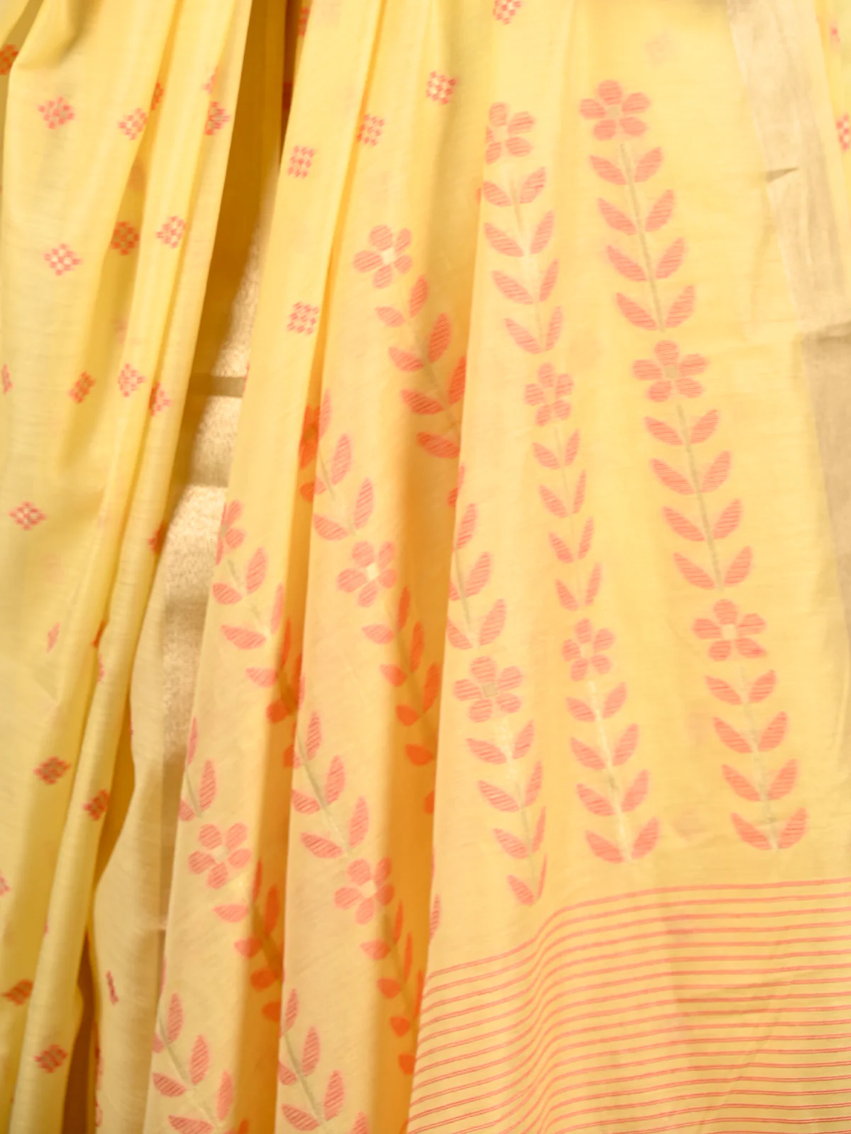 Odette Women Yellow Viscose Woven Saree With Unstitched Blouse - Image 4